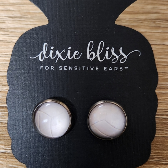 Dixie Bliss White Stud Earrings - Picture 1 of 4
